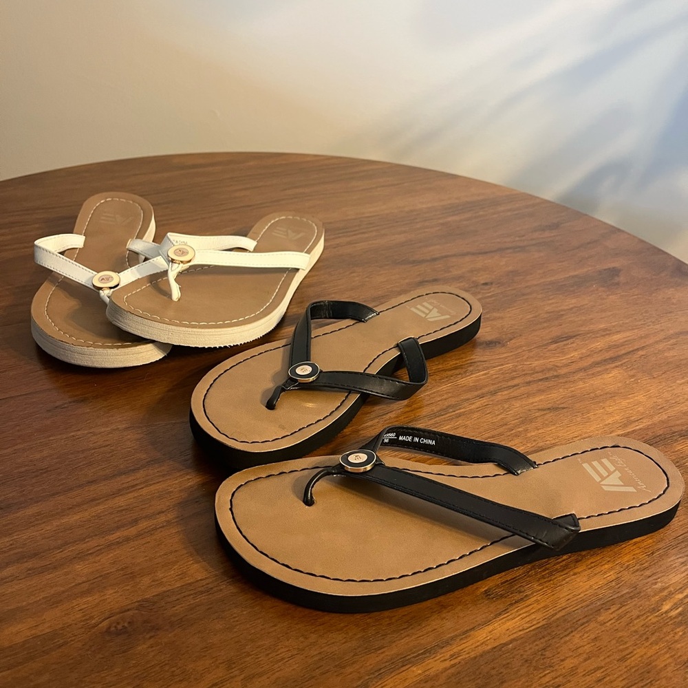 American Eagle lightweight Flip Flop Sandals in Black and White 2 pairs